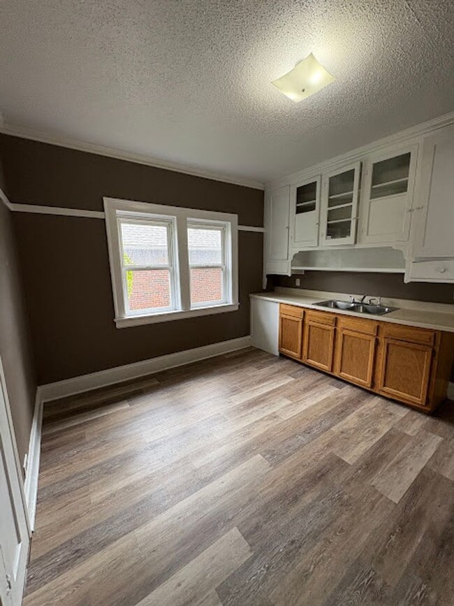 Building Photo - 3 Bedroom, 1 Bathroom Apartment Rent Ready!