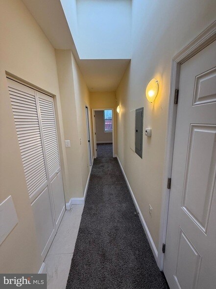 Building Photo - 532 8th St SE