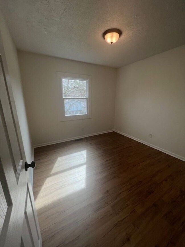 Building Photo - Remodeled 4 Bed 2 Bath House