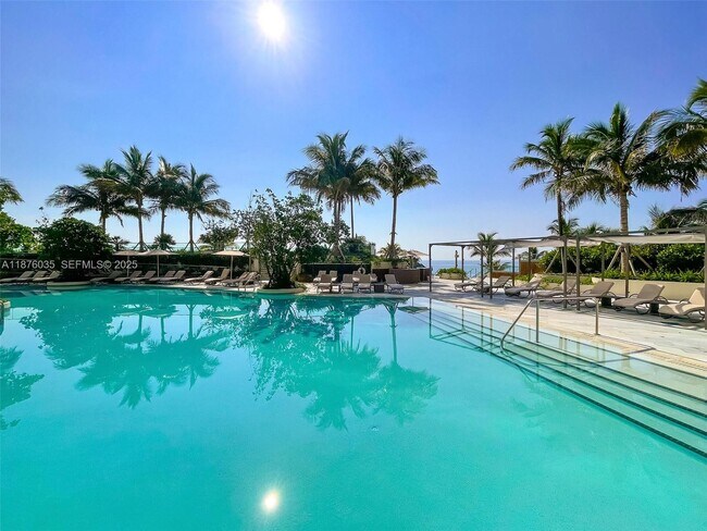 Building Photo - 18975 Collins Ave