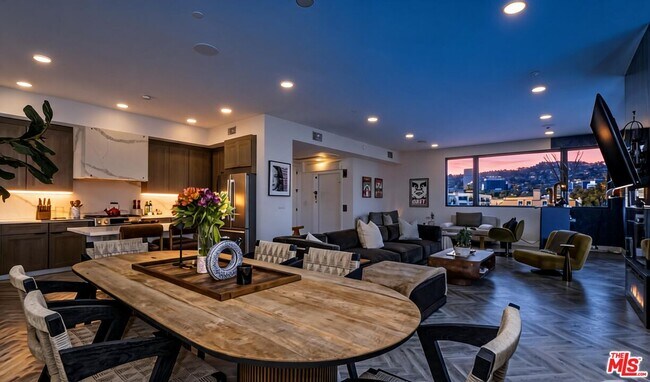 Building Photo - 137 N Doheny Dr