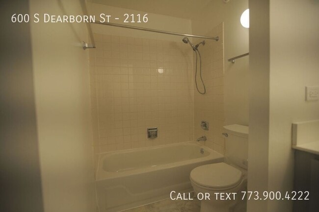 Building Photo - 600 S Dearborn St