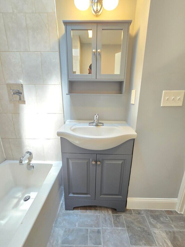 Building Photo - Beautiful 4 Bedroom 2 Bathroom East Baltim...