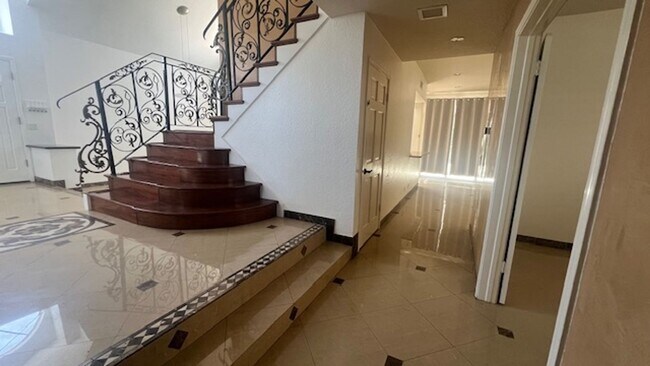 Building Photo - Elegant House in Playa Del ray