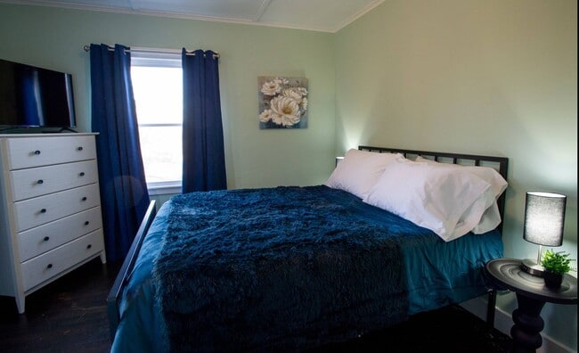 Building Photo - Large Fully Furnished Home, Must See!