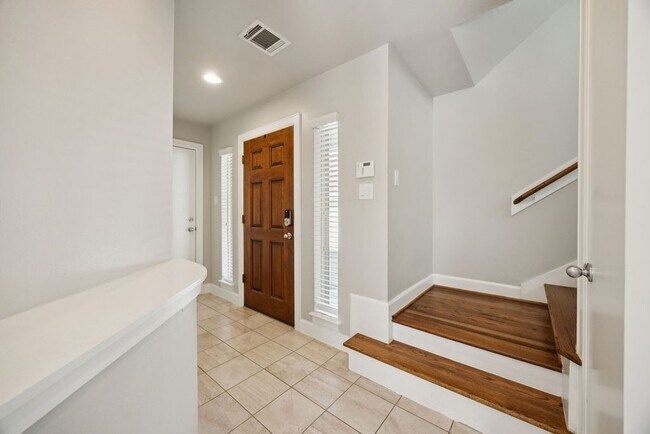 Building Photo - 546 Westcross St