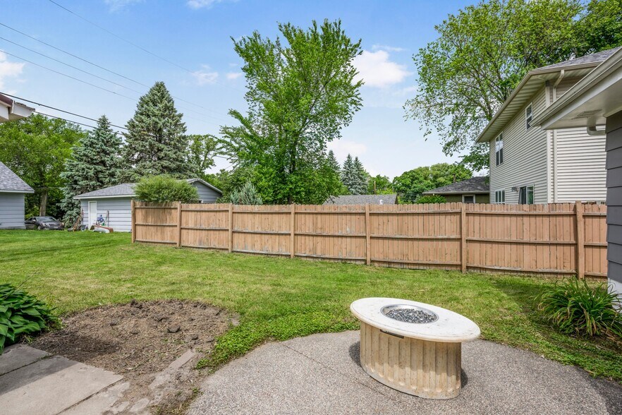 Building Photo - 2715 Kirkwood Ln N