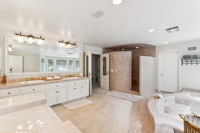 Building Photo - 716 Oak Point