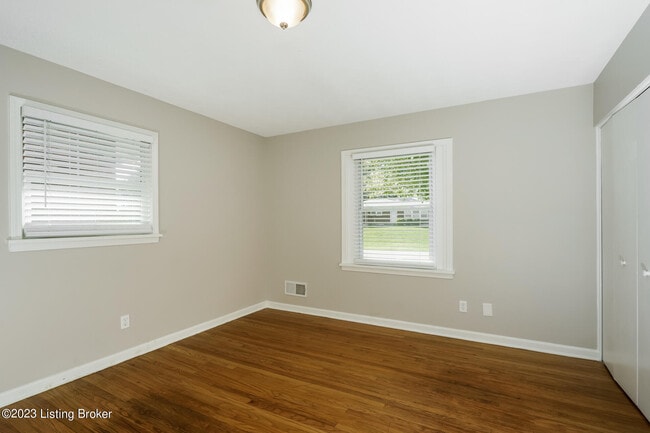 Building Photo - 9909 Lakewood Dr