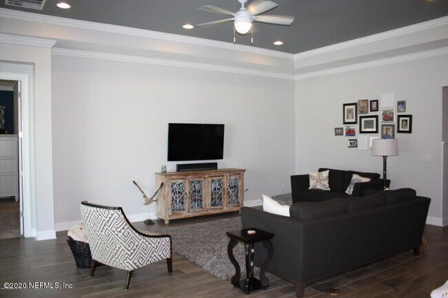 Building Photo - 805 Montague Dr