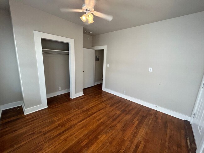 Building Photo - MOVE IN SPECIAL! One Bedroom One Bathroom ...