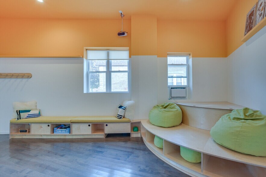 Building Photo - 3247 S Oakley Ave