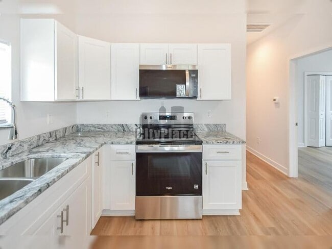 Building Photo - 1135 W 21st St