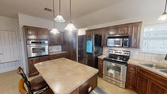 Building Photo - "Spacious 3-Bedroom Retreat with 2 Full Ba...