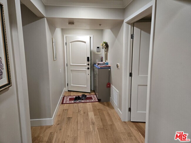 Building Photo - 4733 Elmwood Ave