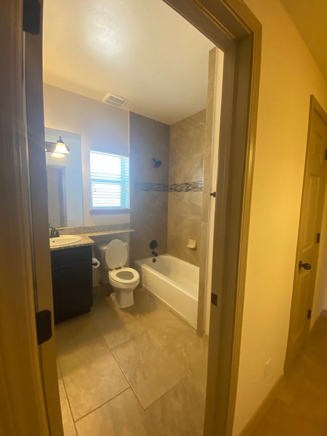 Building Photo - Beautiful 4 Bedroom, 3 Bathroom Home! Avai...