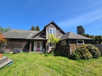 Building Photo - Furnished 4/2 custom Trinidad home feature...