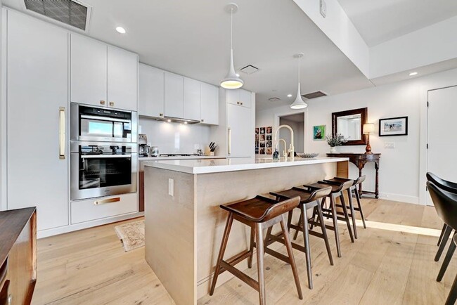 Building Photo - 70 Rainey St