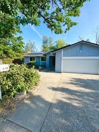 Building Photo - Live in West Redding!!