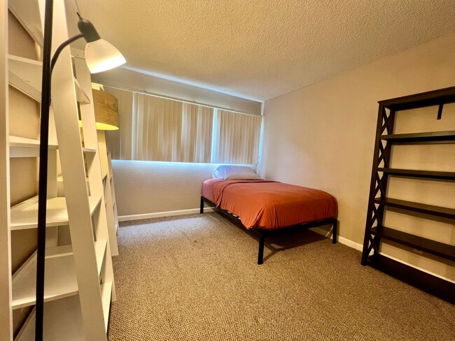 Building Photo - Furnished 2 Bedroom 2 Bathroom Condo with ...