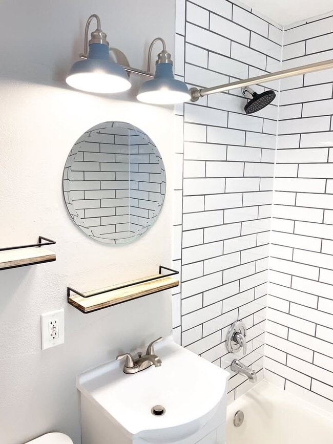 Building Photo - 5-915 24th Ave N