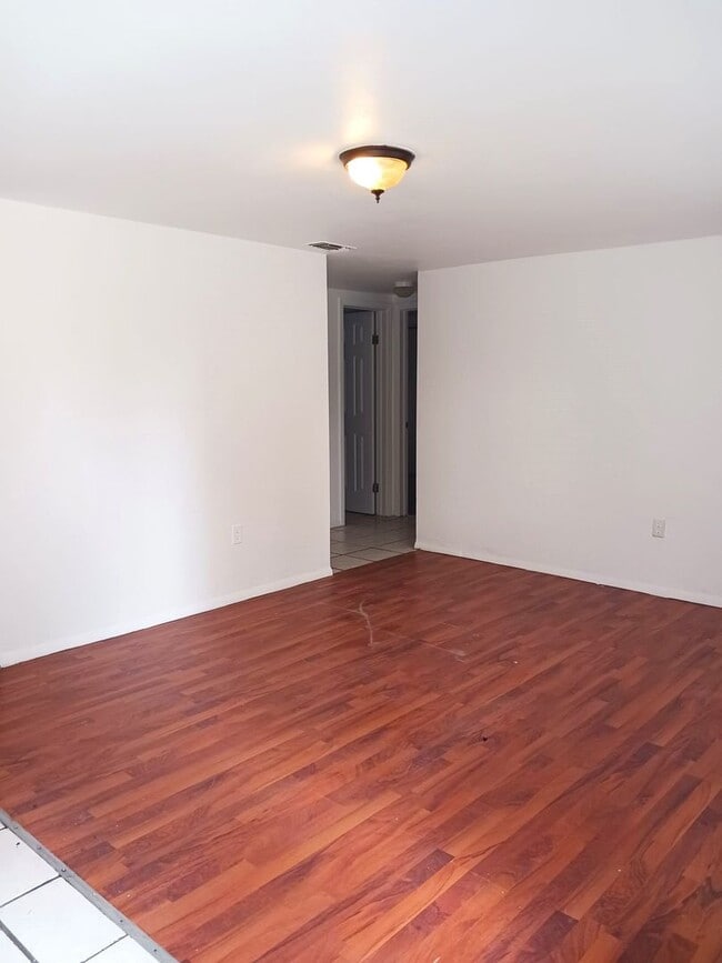 Building Photo - Spacious 3 bedroom / 1 Bath Single Family Home