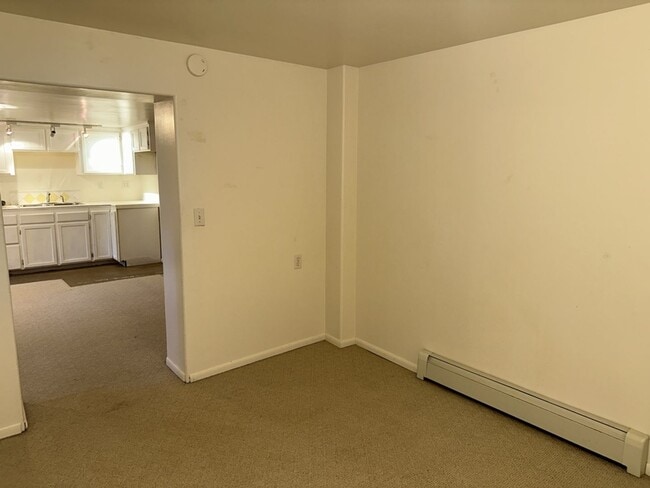 Building Photo - 2000+ sf home is in a great location, pet ...