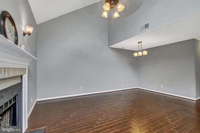 Building Photo - Gorgeous condo in Aspen Forest!