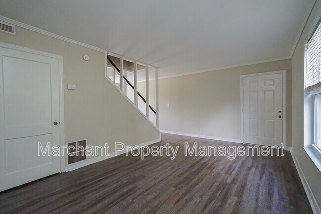 Building Photo - 605 University Ridge