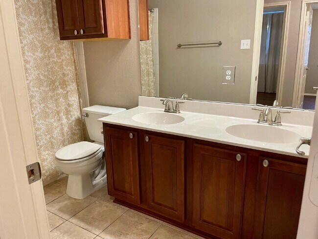 Building Photo - Charming 4-Bedroom Home in South Austin’s ...