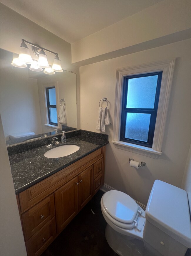 Building Photo - This 3bd/3ba is ON Broadway a Great Locati...