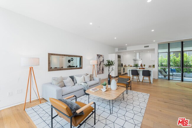 Building Photo - 825 Kings Rd