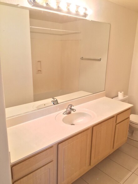 Building Photo - 420 W 1st St