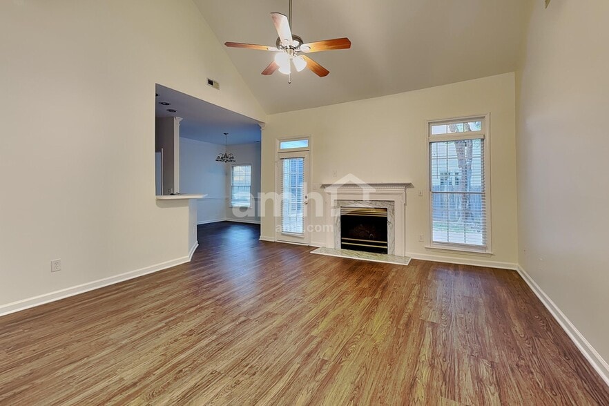 Building Photo - 102 Selsey Dr