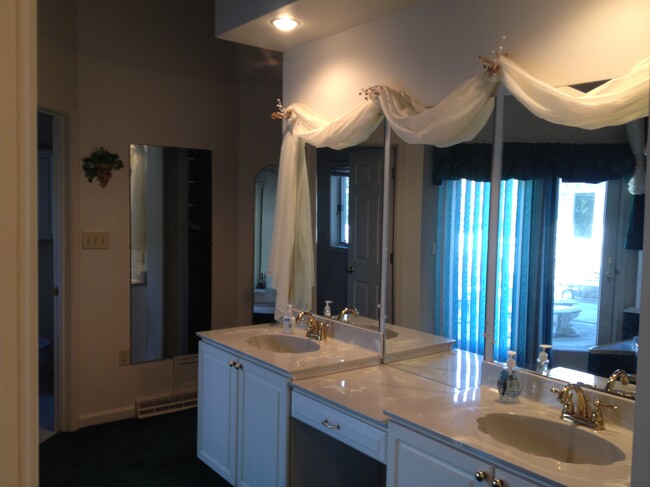 Double sinks in master bathroom - 6245 Iron Bridges Rd