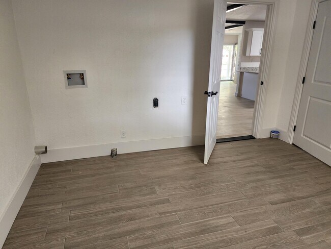 Building Photo - 3014 N Garden Ave