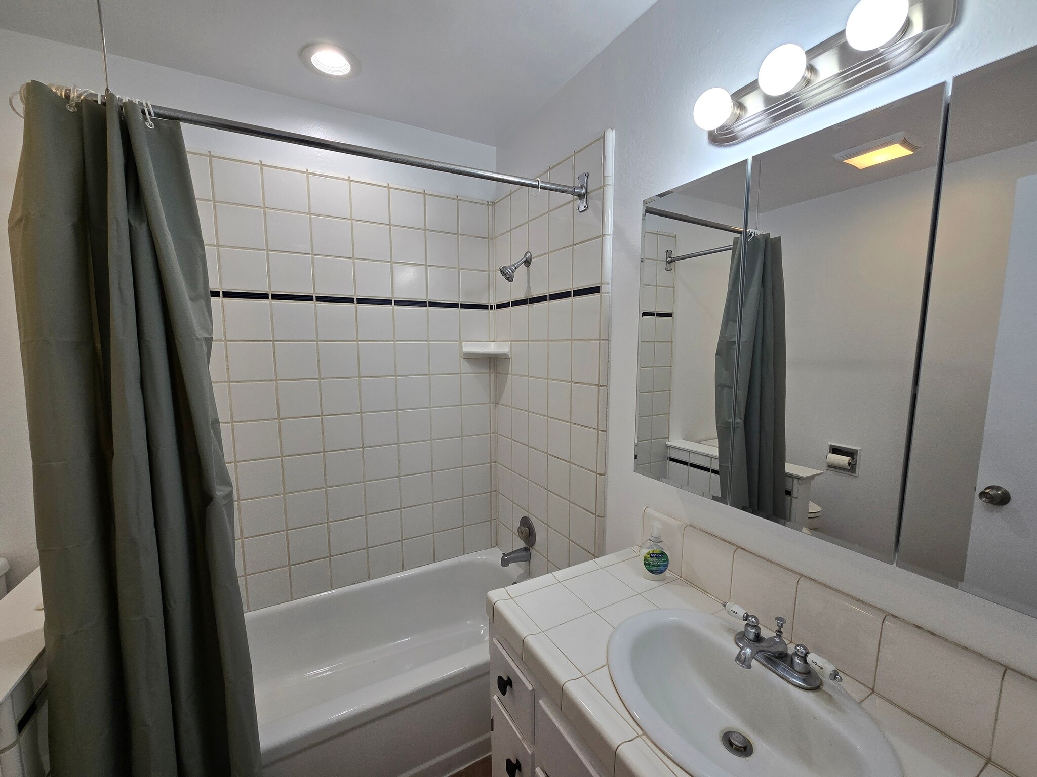 Guest bathroom - 4577 N Lorna Ave