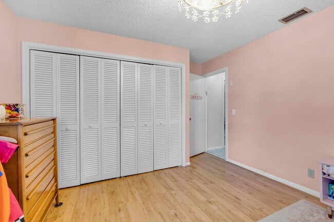 Building Photo - 7515 San Mateo Dr E