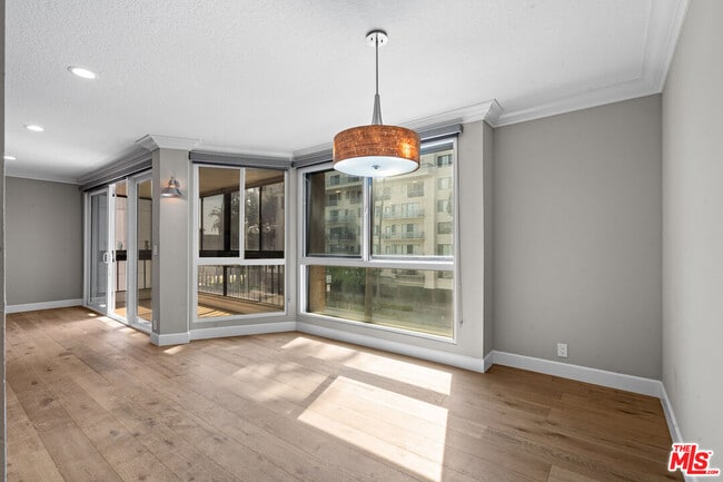 Building Photo - 4477 Wilshire Blvd