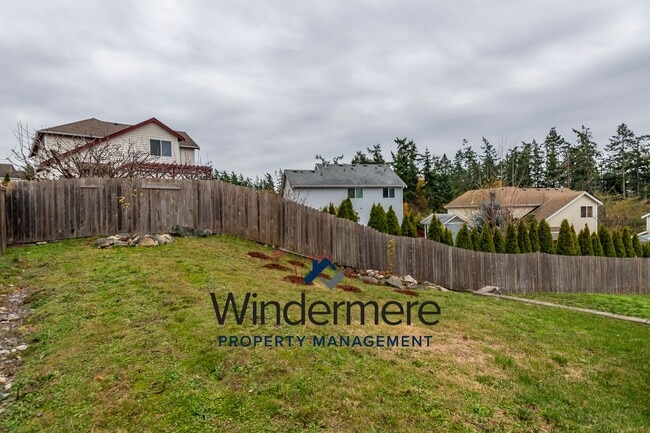 Building Photo - Two story 4 bedroom 2.5 bath Home.