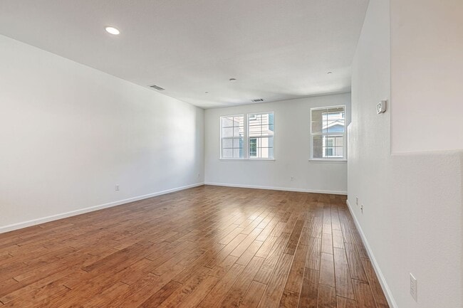 Building Photo - 1,331 sq ft with 2 on-suite bedrooms and o...