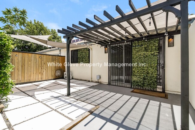 Building Photo - Updated 2 Bedroom Placentia Townhome