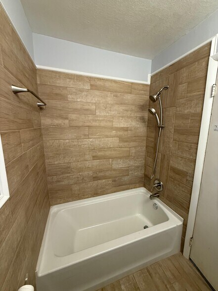 Building Photo - 1626 W 26th St