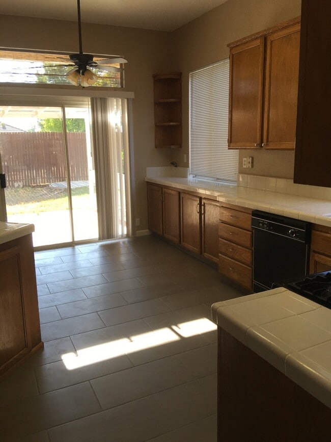 Building Photo - 4x2 Single Story in Great Location!