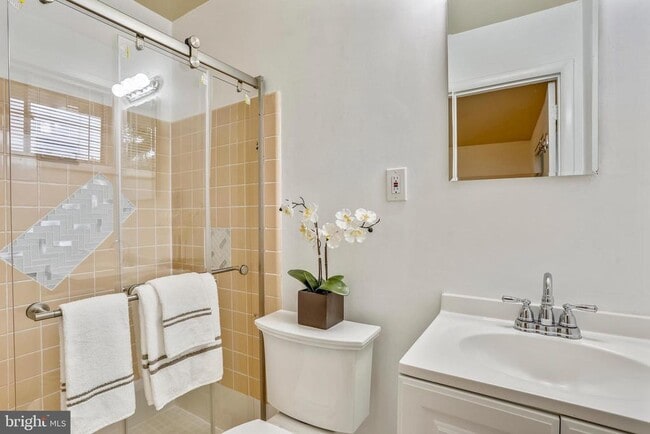 Building Photo - 6048 Rossmore Dr