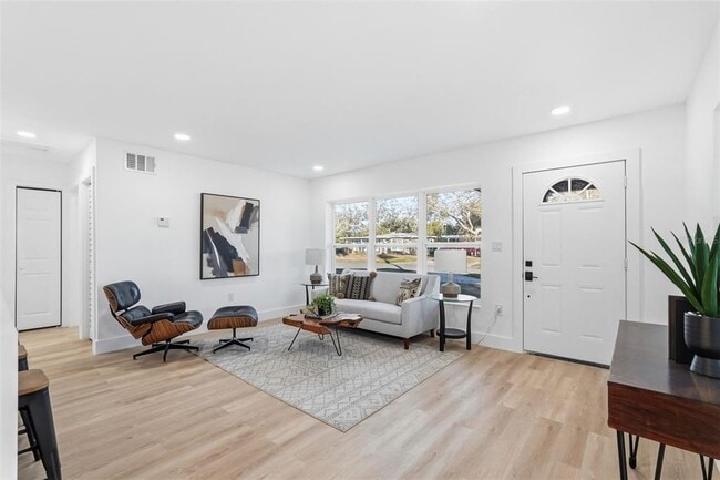 Building Photo - 2470 Del Rio Way