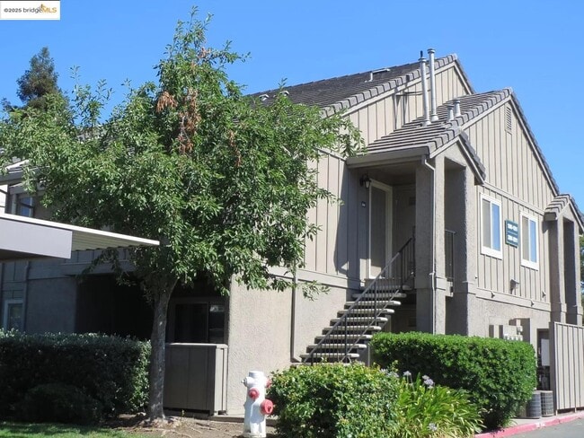 Building Photo - 2207 Lakeview Cir