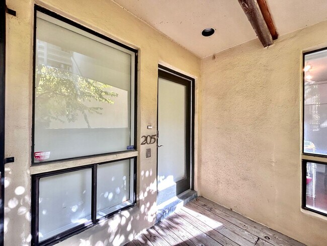 Building Photo - Luxury 1 Bed, 1.5 Bath Loft with Spectacular Downtown City Views