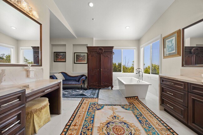 Building Photo - Exquisite Luxury Living in the Moorpark Co...