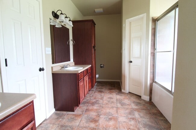 Building Photo - designed for comfort : 3 Bedroom 2 Bath